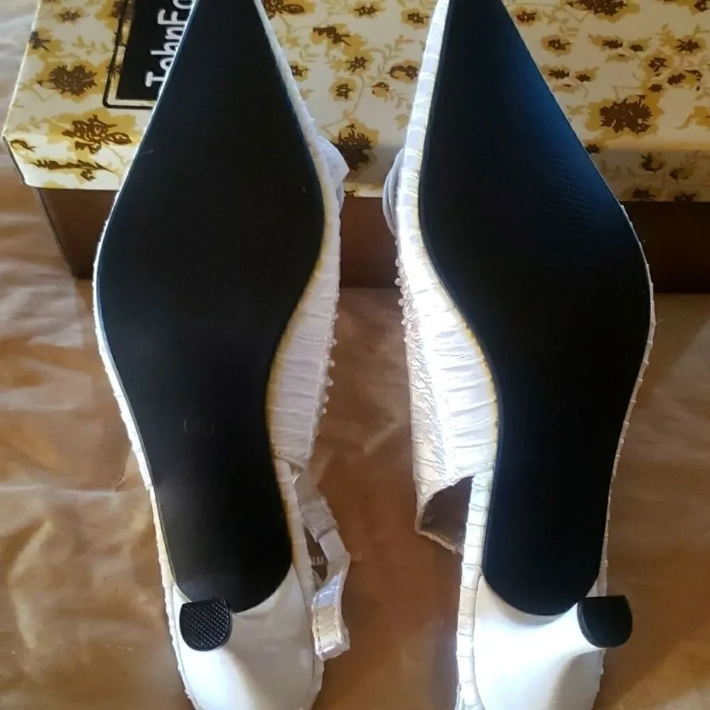 NWOT Ladies Designer Pumps by JOHN FASHION